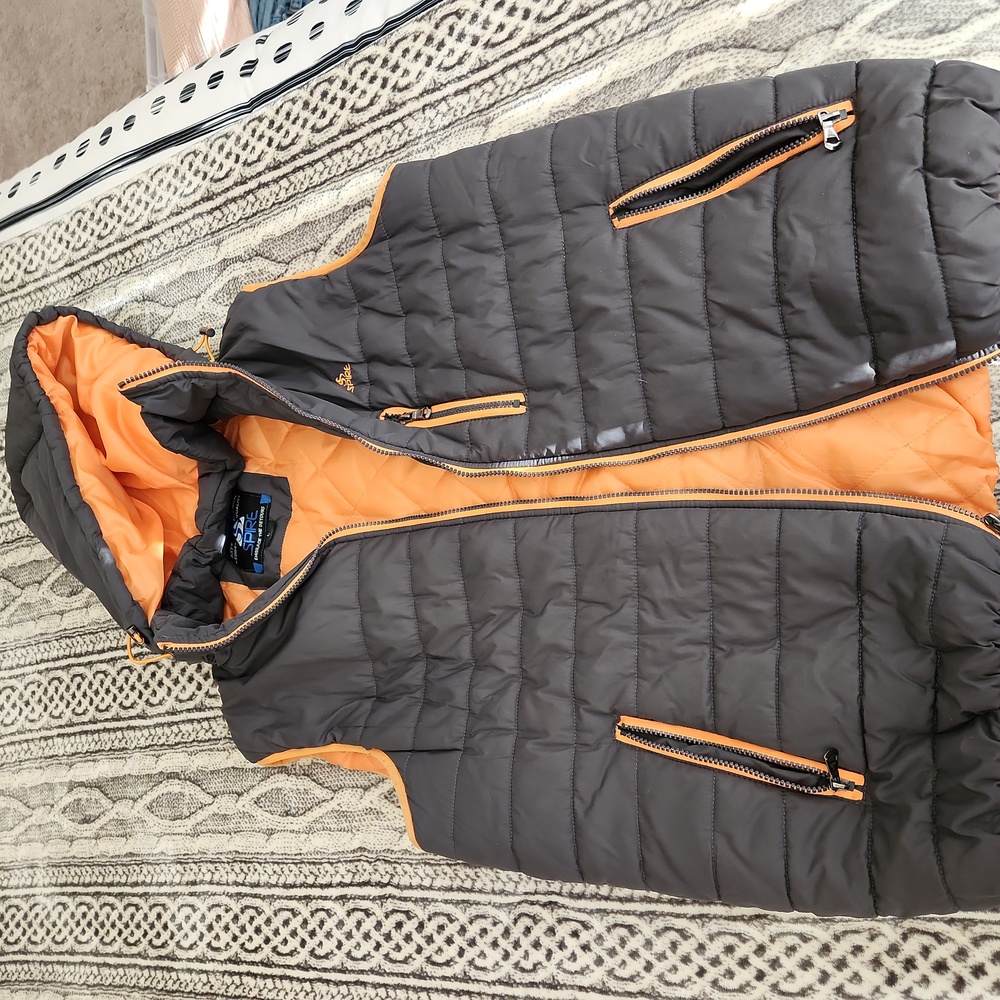 Mens puffed vest. Great for cold weather, hiking, skiing.